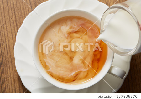 紅茶にミルクを入れる様子 紅茶にミルクを入れる様子 137836570