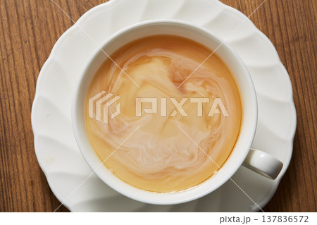 紅茶にミルクを入れる様子 137836572