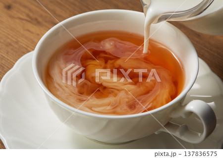 紅茶にミルクを入れる様子 137836575