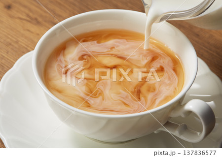 紅茶にミルクを入れる様子 137836577