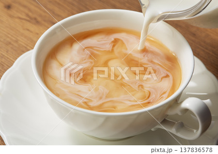 紅茶にミルクを入れる様子 紅茶にミルクを入れる様子 137836578