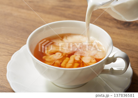 紅茶にミルクを入れる様子 137836581