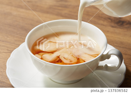 紅茶にミルクを入れる様子 137836582