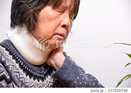 自動車事故 保険 首の痛み 頸椎捻挫 イメージ 137836596