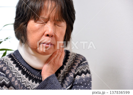 自動車事故 保険 首の痛み 頸椎捻挫 イメージ 自動車事故 保険 首の痛み 頸椎捻挫 イメージ 137836599