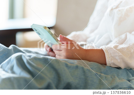 スマートフォンを使う女の子の手元 137836610