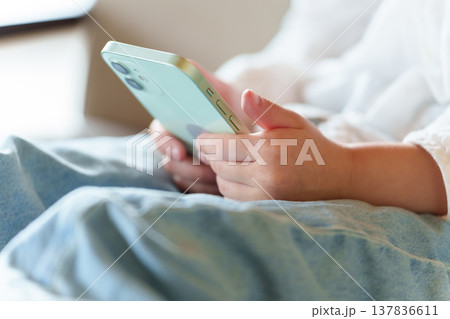 スマートフォンを使う女の子の手元 137836611