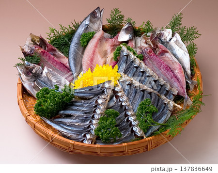 沢山の魚の干物 137836649