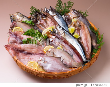 沢山の魚の干物 137836650