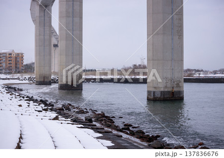 富山県の新湊大橋のふもとから見た冬景色 富山県の新湊大橋のふもとから見た冬景色 137836676