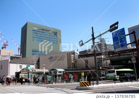 JR三宮駅と阪急神戸三宮駅の駅前風景 137836785