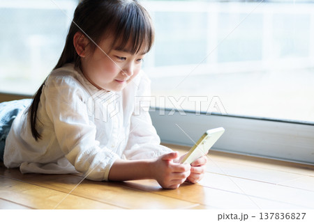 スマートフォンを使う女の子 137836827