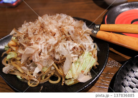 旅先の人気店で食べる美味しい焼きそば 旅先の人気店で食べる美味しい焼きそば 137836885