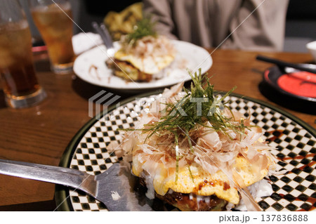 旅先での人気店で食べる美味しいお好み焼き 旅先での人気店で食べる美味しいお好み焼き 137836888
