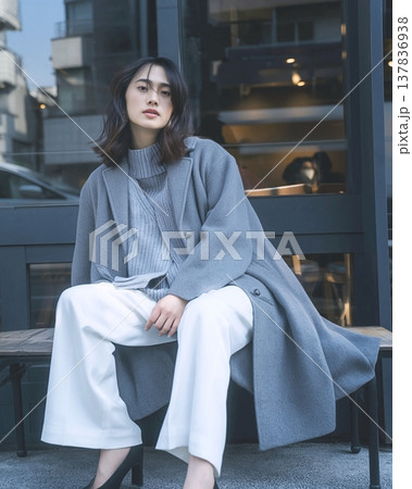 グレー＆ホワイトファッション・女性 137836938