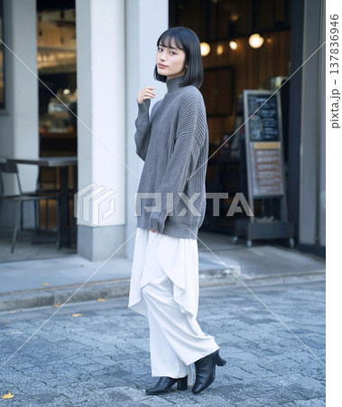 グレー＆ホワイトファッション・女性 137836946