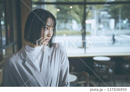 グレー＆ホワイトファッション・女性 137836950