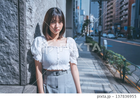 グレー＆ホワイトファッション・女性 137836955