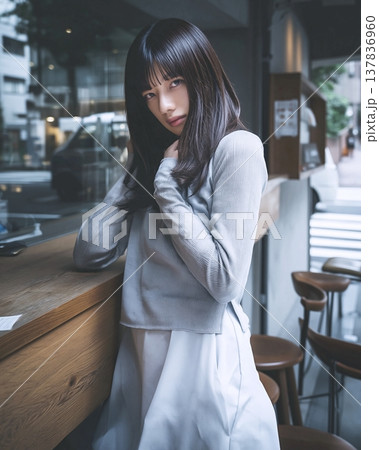 グレー＆ホワイトファッション・女性 137836960