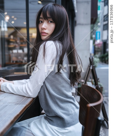 グレー&ホワイトファッション・女性 グレー&ホワイトファッション・女性 137836966