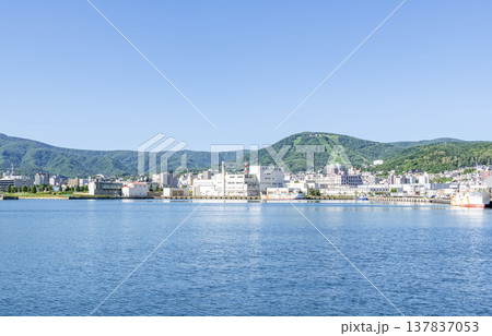 北海道小樽市　小樽のシンボル小樽天狗山と小樽の街並み 137837053