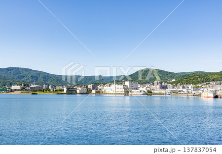 北海道小樽市　小樽のシンボル小樽天狗山と小樽の街並み 137837054