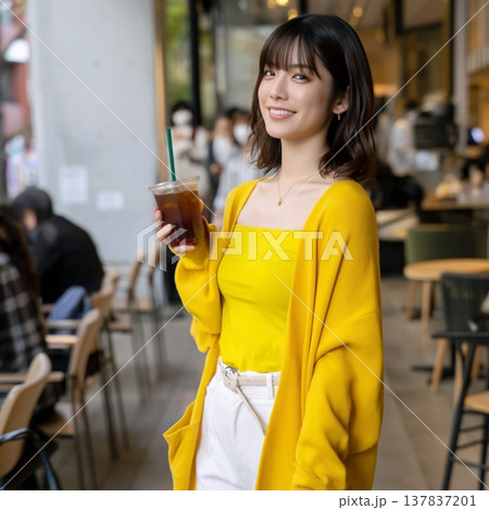 イエローファッションの女性 137837201