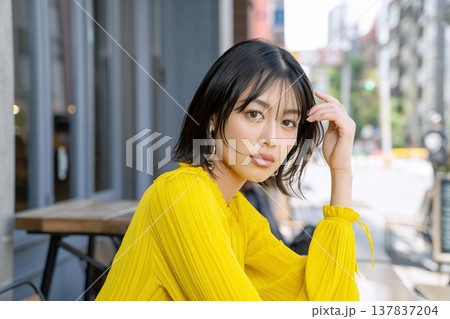 イエローファッションの女性 137837204