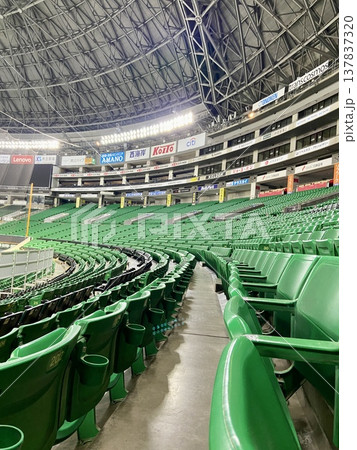 無人のプロ野球観客席 奥行きと曲線が美しい大規模ドーム空間|コピースペース, 広告素材, 商用利用 無人のプロ野球観客席 奥行きと曲線が美しい大規模ドーム空間|コピースペース, 広告素材, 商用利用 137837320