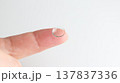人差し指にのせたハードコンタクトレンズ 137837336