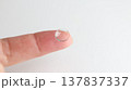 人差し指にのせたハードコンタクトレンズ 137837337
