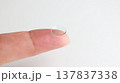 人差し指にのせたハードコンタクトレンズ 137837338