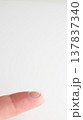 人差し指にのせたハードコンタクトレンズ 137837340