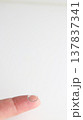 人差し指にのせたハードコンタクトレンズ 137837341