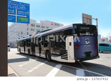 神戸のウォーターフロントを走るPort Loop. 137837432