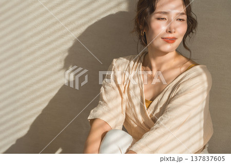 西陽の当たる窓辺にいる女性(モデル,ファッション,光,影) 西陽の当たる窓辺にいる女性(モデル,ファッション,光,影) 137837605