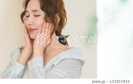 美容,スキンケア,美肌,メイクアップイメージの女性 美容,スキンケア,美肌,メイクアップイメージの女性 137837833