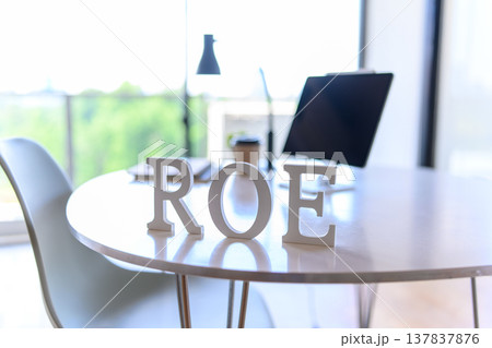 机上のROE文字 137837876