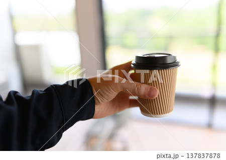 コーヒーカップを持つ手 137837878
