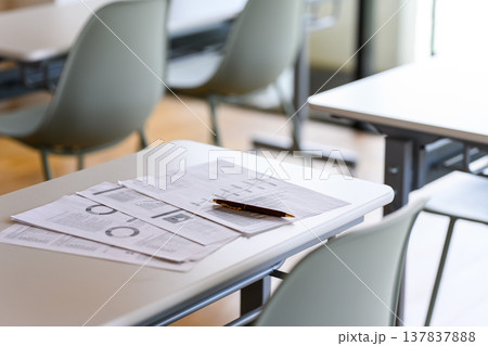 机に置かれた資料とペン 机に置かれた資料とペン 137837888