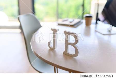 机に並ぶアルファベットの置物 137837904