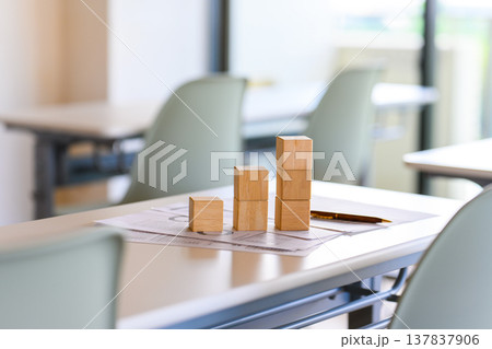机に並ぶ積み木のグラフ 137837906