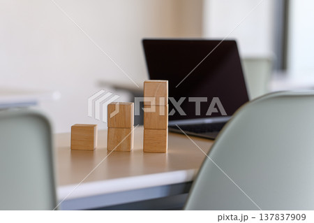 積み木で成長表現 積み木で成長表現 137837909