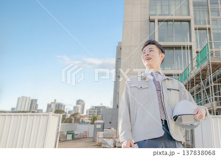 建設現場で未来を見つめる作業員 137838068