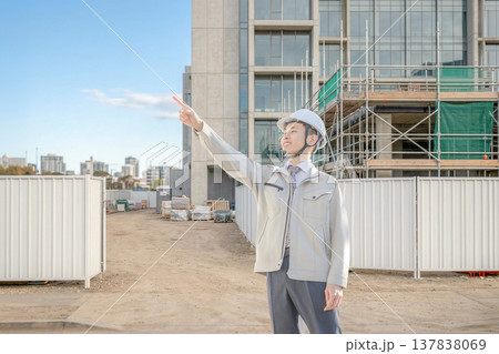 指差しで指示する作業員 指差しで指示する作業員 137838069