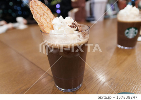 カフェで飲む美味しいコーヒードリンク カフェで飲む美味しいコーヒードリンク 137838247