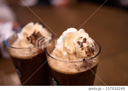 カフェで飲む美味しいコーヒードリンク カフェで飲む美味しいコーヒードリンク 137838248