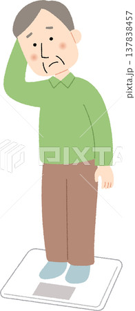 困った表情で体重計に乗る高齢男性 137838457