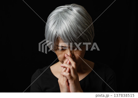 祈る高齢女性 祈る高齢女性 137838515