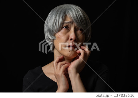 悲しそうな白髪のシニア女性 137838516